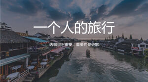 Un modello PPT di viaggio per una persona con uno sfondo di città d'acqua di Jiangnan