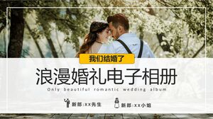 Romantyczny ślubny szablon PPT elektronicznego albumu z intymnym tłem zdjęcia ślubnego
