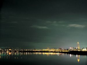 Прибрежный город яркие огни ночная сцена бизнес PPT шаблон