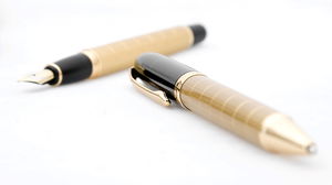 PPT ปากกาหมึกซึมสีทองสองภาพพื้นหลัง
