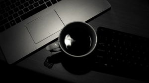 Siyah ve beyaz dizüstü bilgisayar kahve masaüstü PPT arka plan resmi