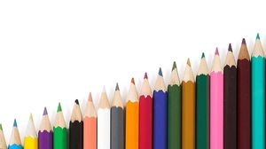 Progresywne rozmieszczenie kolorowych ołówków PPT obraz tła