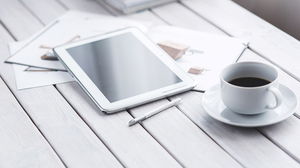 Белая деревянная доска iPad кофейная чашка PPT фоновая картинка