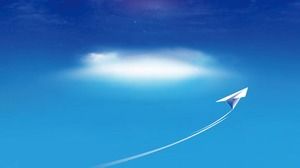 4つの青い空と白い雲紙飛行機PPT背景画像