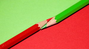 简单的红色和绿色铅笔PPT背景图片