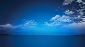 Langit biru yang tenang dan awan putih gambar latar belakang PPT