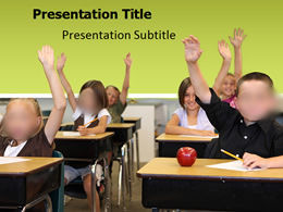 Siswa sekolah dasar dengan antusias mengangkat tangan untuk berbicara template ppt