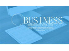 Raport biznesowy szablon PPT w niebieskiej scenie biurowej