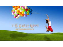Девушка прыгает на траве с голубым небом и белыми облаками фоновый шаблон слайда