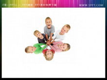 A picture of children shaking hands and cooperation PowerPoint background image