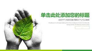 Yeşil yaprak koruma ortamı PPT şablon tutan el