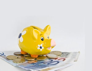 Piggy Bank auf Euro-Scheine Powerpoint-Vorlage