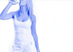 Femeie cu o sticlă de șablon powerpoint de apă